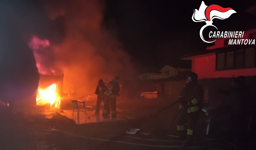 Rimessa avvolta dalle fiamme: l’intervento dei Carabinieri scongiura il peggio