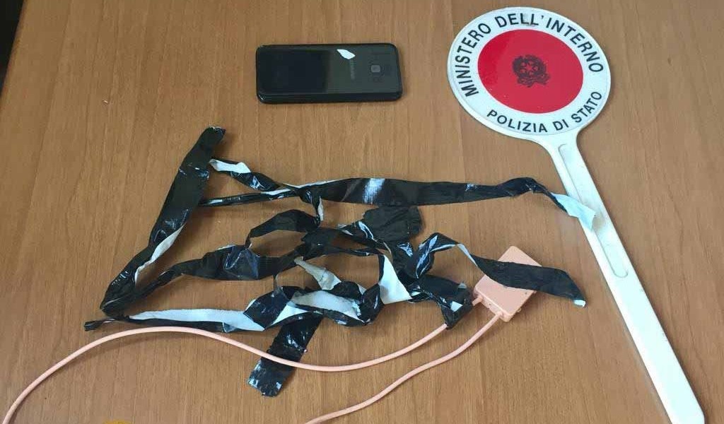 Esame di guida con radiotrasmittente: denunciato 37enne