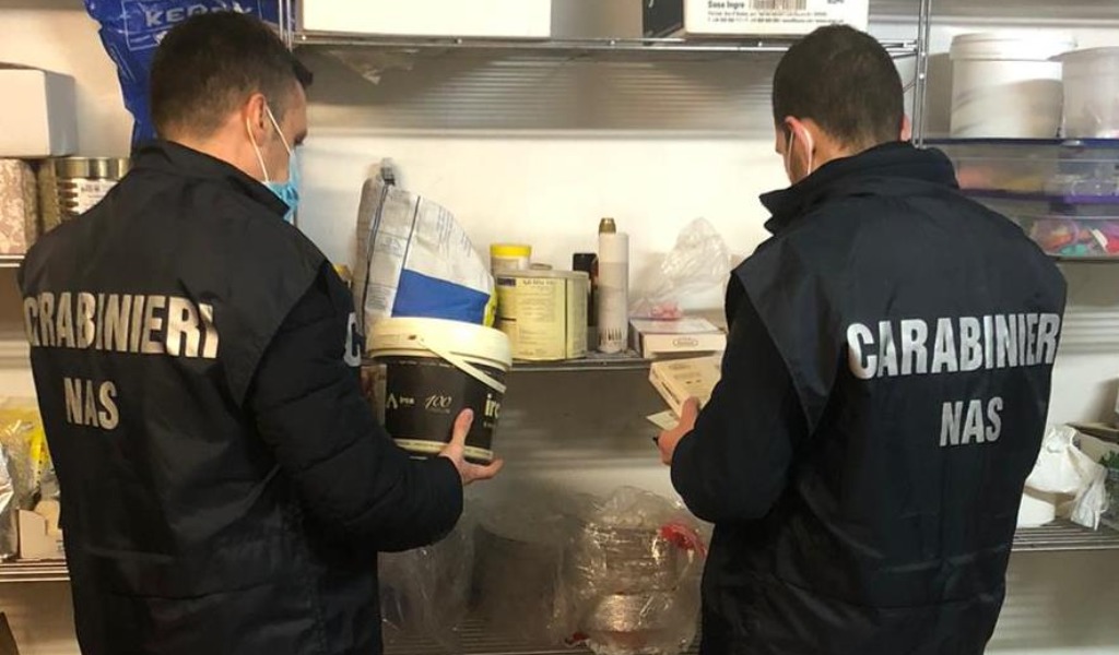 80 chili di alimenti scaduti, maxi multa per due pasticcerie FOTO