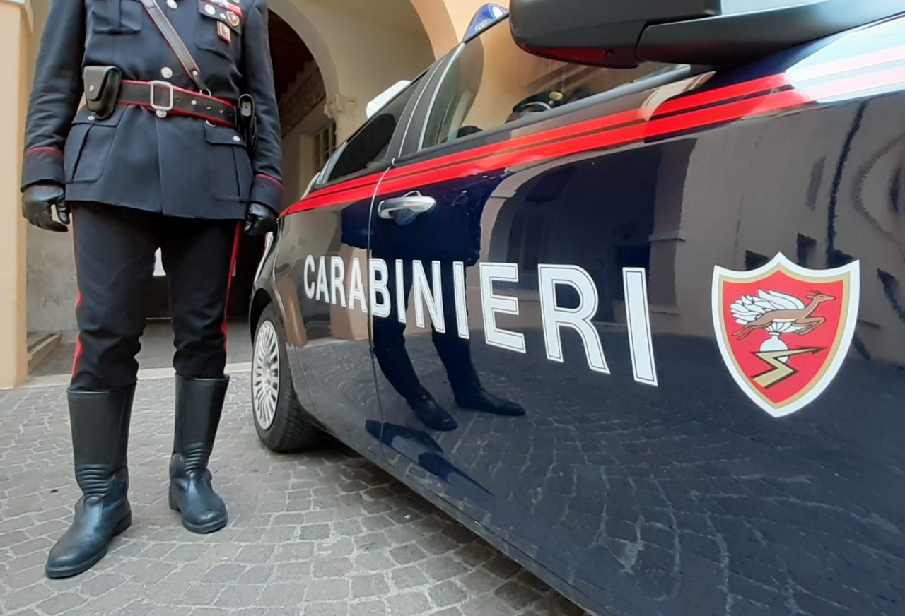 Fermato mentre cerca oggetti da rubare nelle auto, era già destinatario di avviso orale e divieto di ritorno