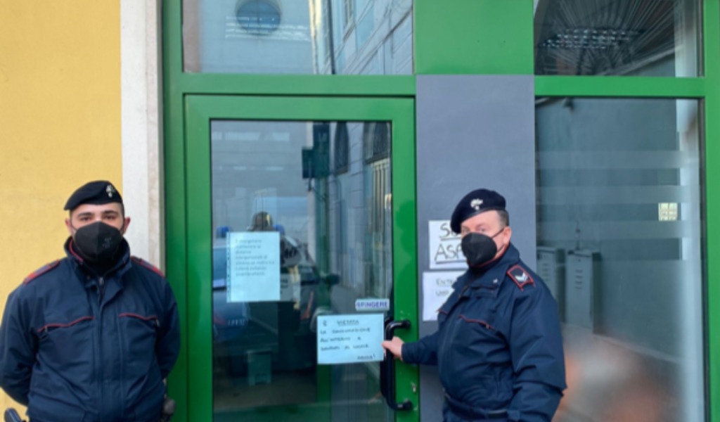 Bar fa “un’eccezione” per la festa patronale e serve da bere al banco: locale chiuso 2mila euro di multa