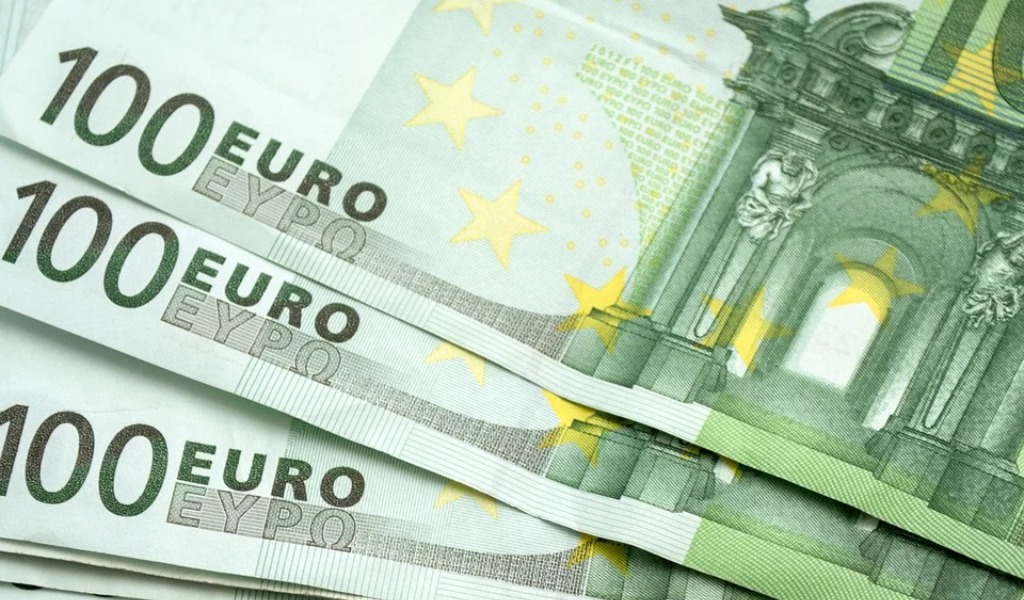 Paga con 100 euro falsi e se ne va: inchiodato dalle telecamere di sicurezza