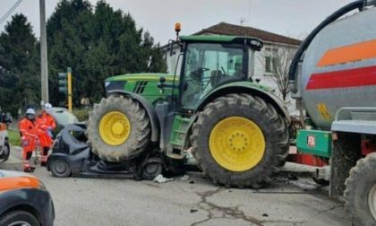 Auto distrutta sotto le ruote di un trattore per colpa di un tacco, 57enne miracolata