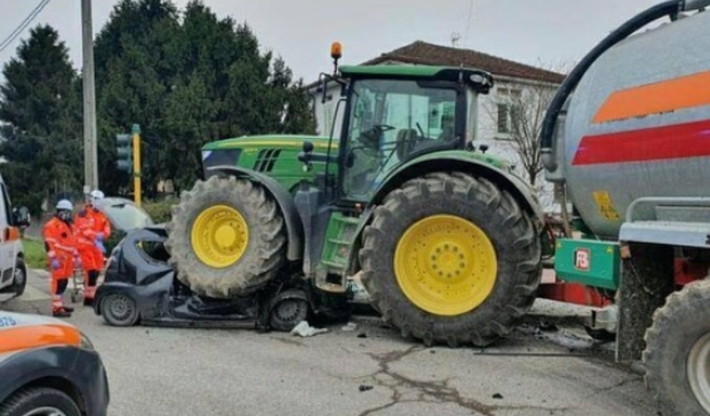 Auto distrutta sotto le ruote di un trattore per colpa di un tacco, 57enne miracolata