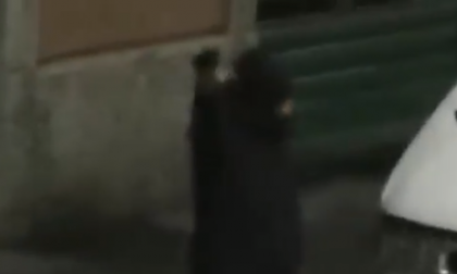 Festeggia Capodanno sparando con una pistola in strada VIDEO