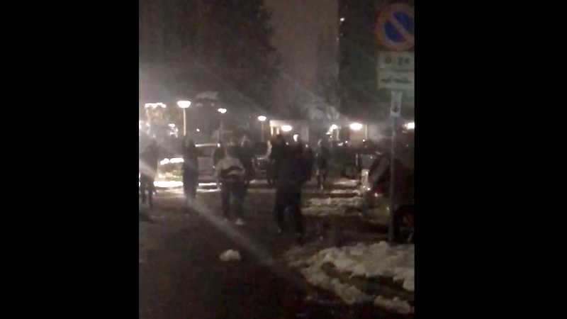 Pompieri intenti a spegnere le fiamme in strada vengono aggrediti da ragazzi