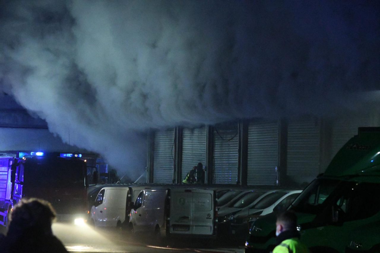 Brucia magazzino Amazon, 26 dipendenti messi in salvo da ambulanza di passaggio