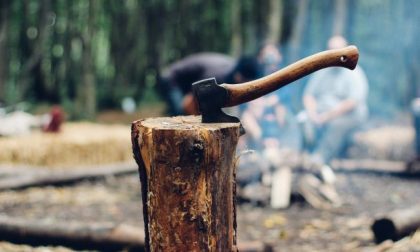 Contadino taglia un albero che cade e colpisce una passante