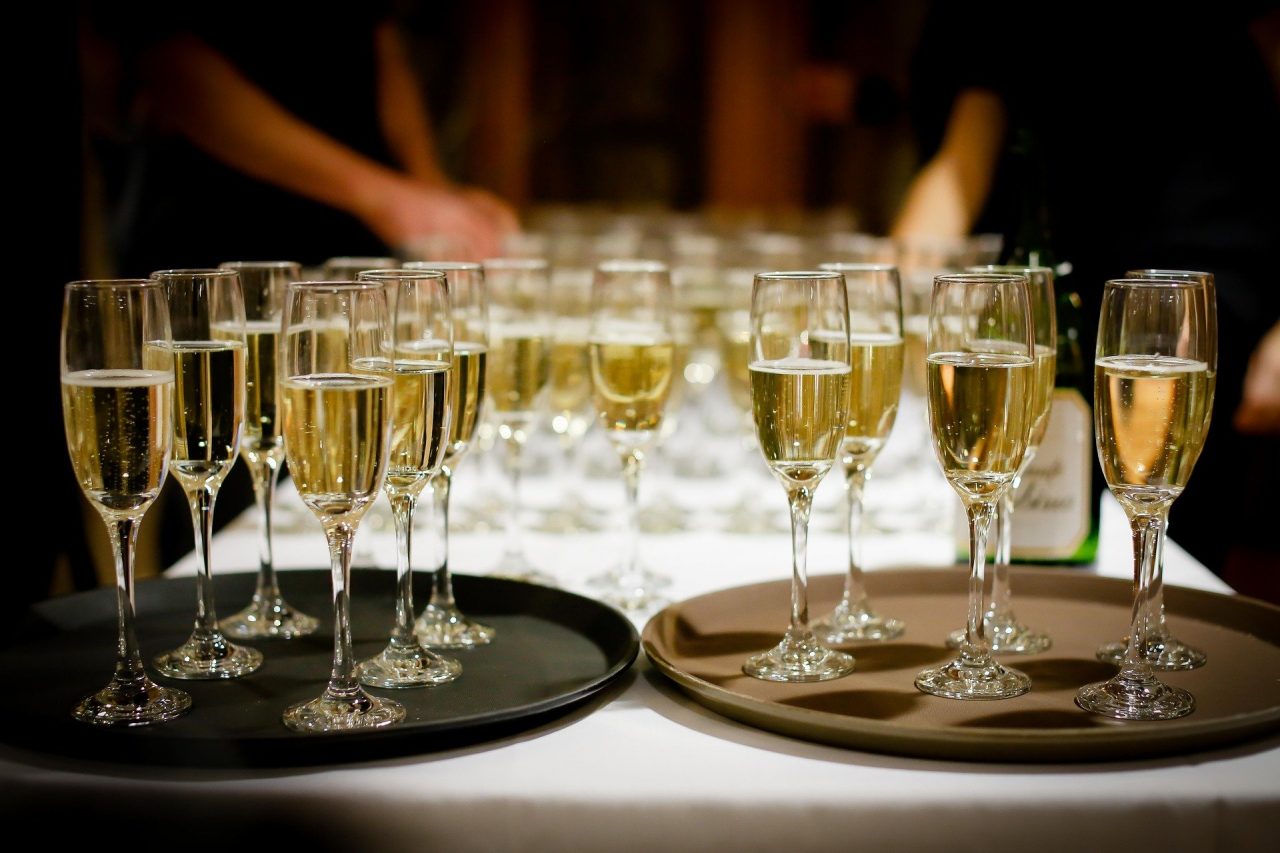 La festa di Capodanno “proibita” nel resort finisce sui social: 100 clienti sanzionati