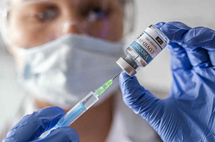 Prenotazioni vaccini over 40 Lombardia: Figliuolo “chiama” lunedì 17 maggio, Fontana risponde “Non prima del 20”