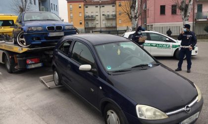 Auto abbandonate diventate mini discariche, la Polizia ne rimuove una decina