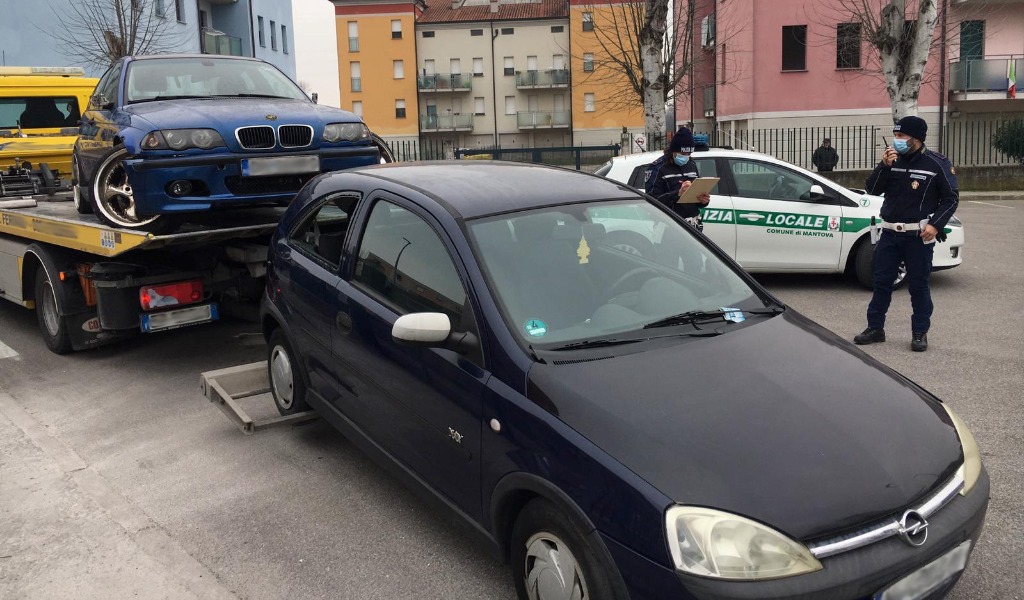 Auto abbandonate diventate mini discariche, la Polizia ne rimuove una decina