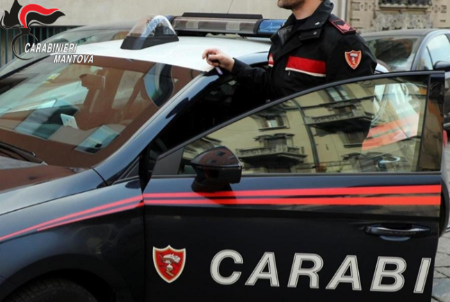 Minaccia la figlia minorenne di ex amici: “mantieni il silenzio”. Poi ferisce il fratellino giunto a difenderla