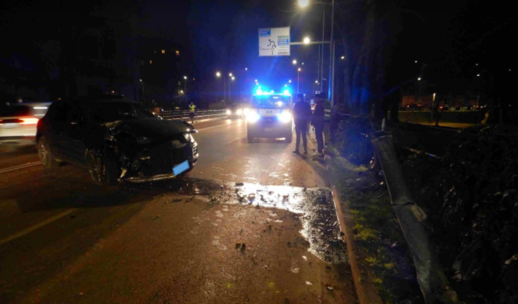 24enne ubriaco alla guida della Porche abbatte un palo della luce