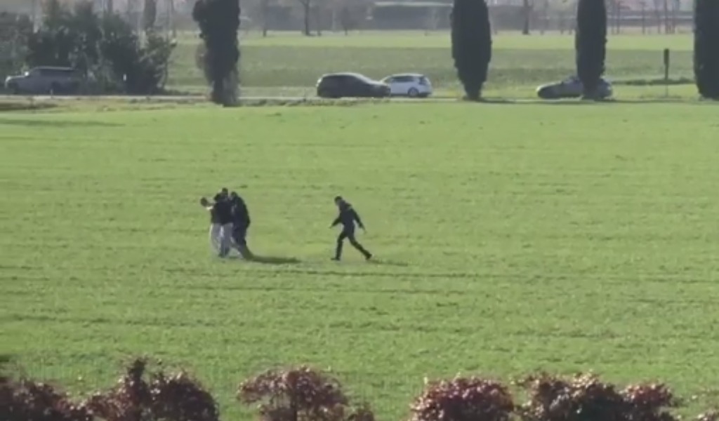 In preda a un raptus accoltella e minaccia i passanti, il video dell’arresto