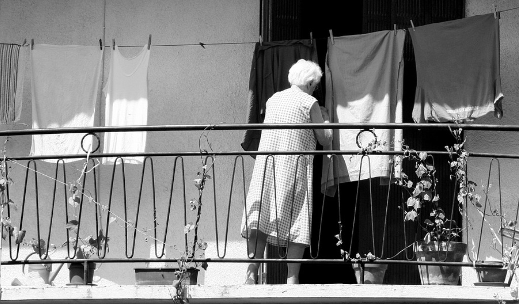 La vicina di 71 anni le fa passare l’inferno per mesi, lei la denuncia