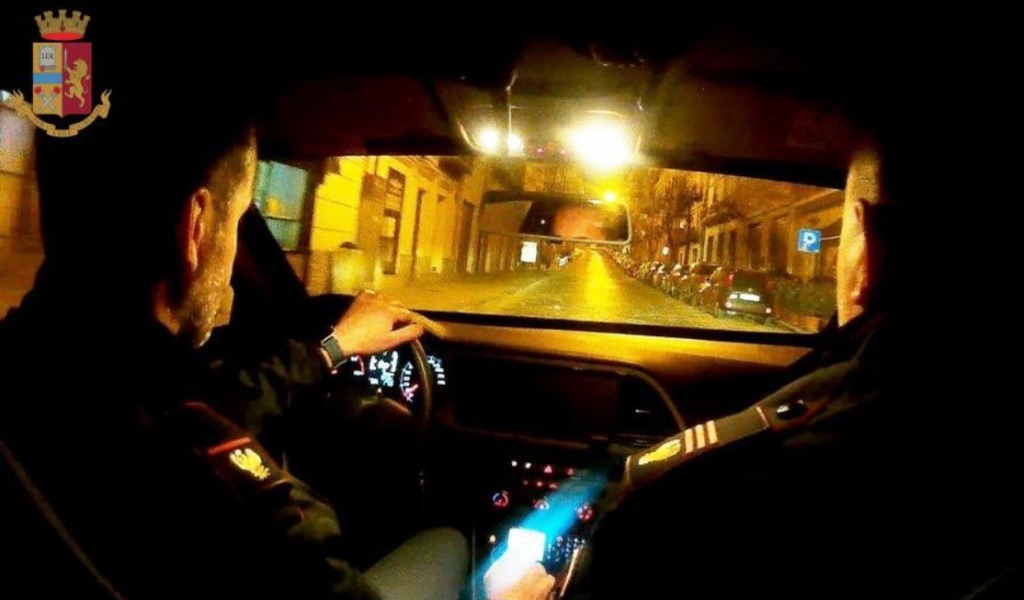 Tenta di frantumare una vetrina con una sedia, ubriaco soccorso… e sanzionato