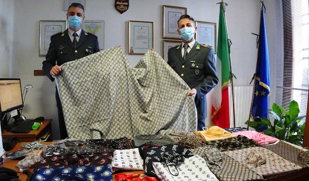 Sequestrate mascherine e tessuti con marchi contraffatti e decorazioni di Carnevale pericolose