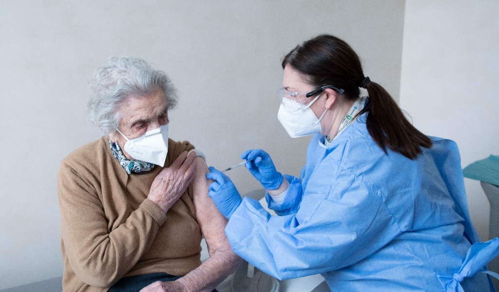 Primi vaccini anti Covid over 80 all’Asst Mantova, ultracentenari tra i primi