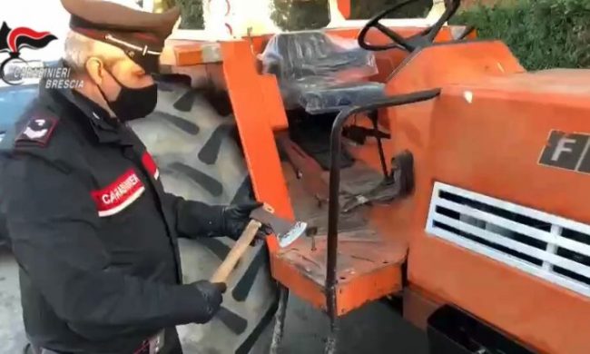 Parte col trattore e un’ascia per ammazzare l’ex moglie: “corsa” fermata dai Carabinieri