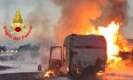 Camion in fiamme in A4, strada chiusa in entrambi i sensi: le foto dell'incendio