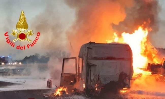 Camion in fiamme in A4, strada chiusa in entrambi i sensi: le foto dell’incendio