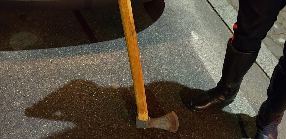 Ruba un’ascia e si aggira armata per le vie del centro