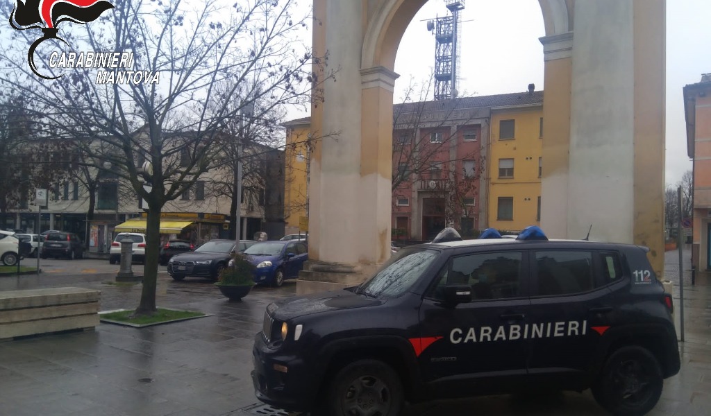 Rubano un monopattino in piazza: identificati e denunciati i due giovani ladri