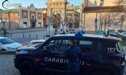 Non si ferma all'Alt dei Carabinieri e scappa a casa: era ubriaco