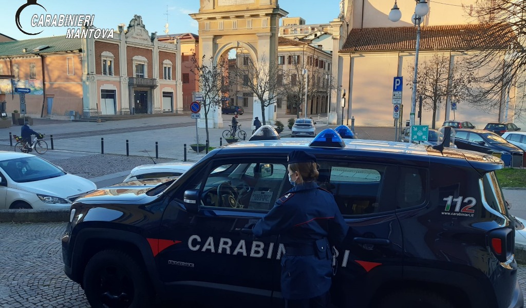 Non si ferma all’Alt dei Carabinieri e scappa a casa: era ubriaco