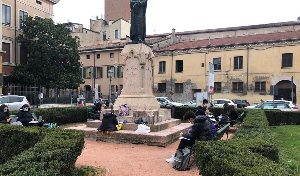 Tornare in presenza almeno al 75%: la proposta di “Scuole Aperte Mantova” e gli strumenti per farlo