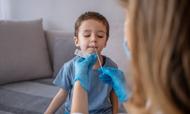 Da oggi due test antigenici rapidi gratis al mese anche per fascia 6-13 anni