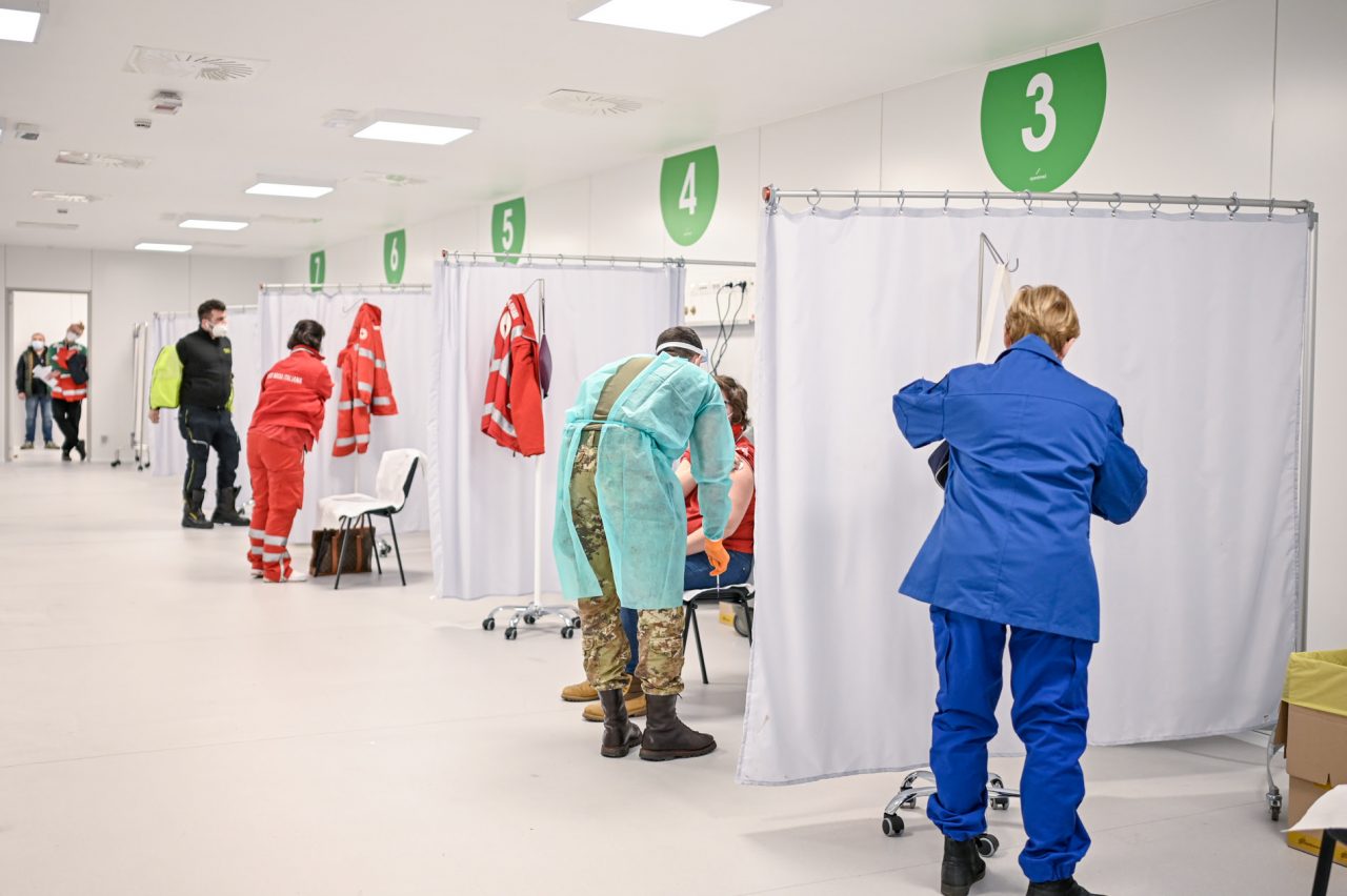 Con il cronometro in mano la sfida delle vaccinazioni anti Covid in Lombardia