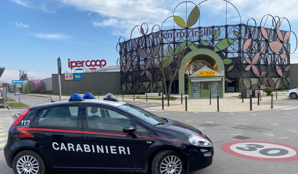 Sopresi mentre tentano di rubare 13 scatolette di tonno