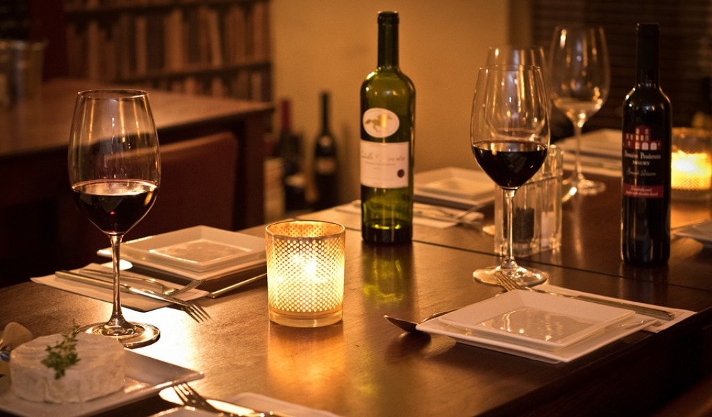 Alle 2 di notte seduti a bere al tavolo del bar in barba a tutte le regole anti Covid