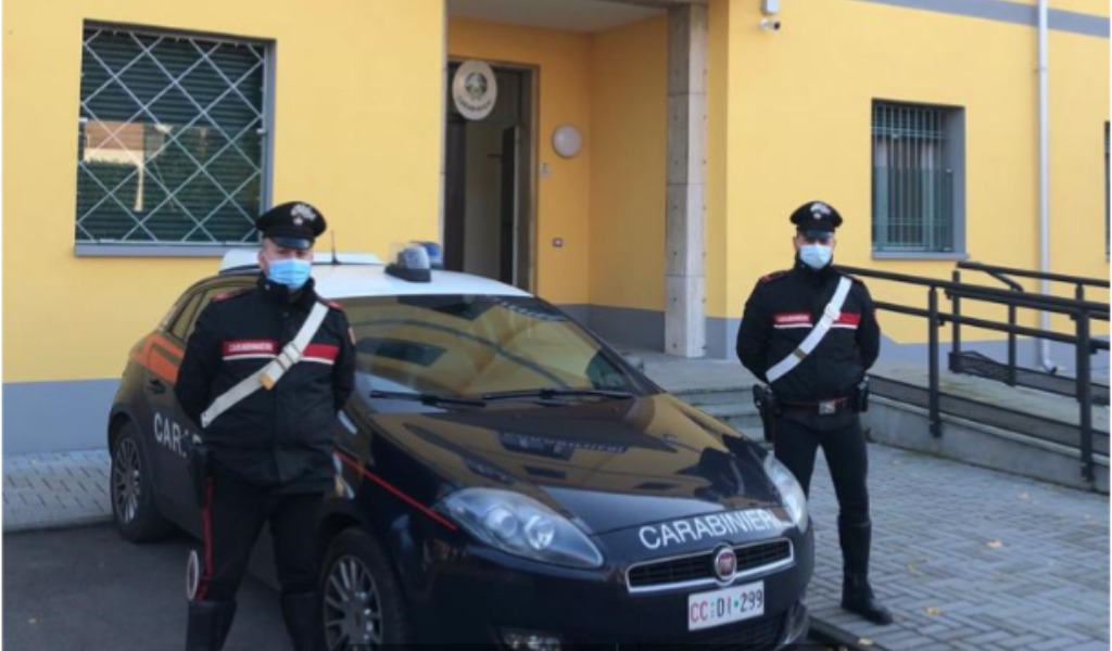 Entra in casa di una coppia per rubare della selvaggina, poi li minaccia per scappare