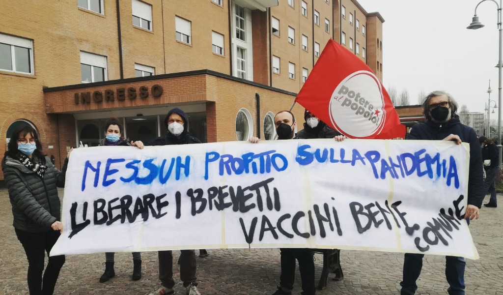 “Nessun profitto sulla pandemia, sì al vaccino e all’accesso alle cure”: l’urlo di Potere al Popolo fuori dal Poma