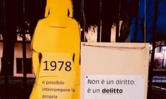 Il cartello del don per la festa dell’8 Marzo: “L’aborto non è un diritto, è un delitto”