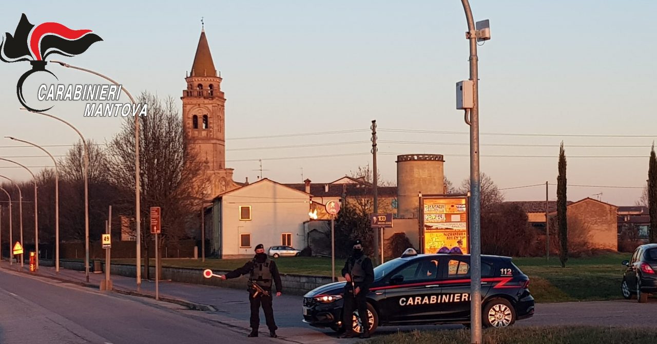 Improvvisano un poligono (con tanto di sagome) e si mettono a sparare