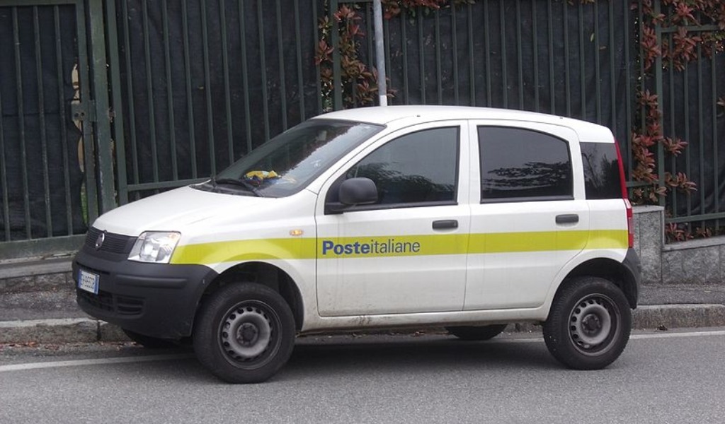 A 17 anni vandalizza due auto delle Poste: inchiodato dalle telecamere