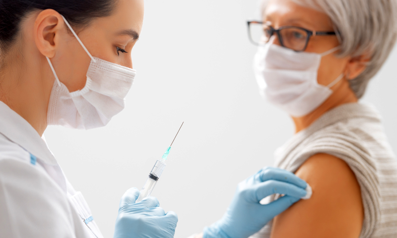 Vaccinazioni in vacanza? “La Lombardia è l’unica Regione dove si può sapere in anticipo la data della seconda dose”