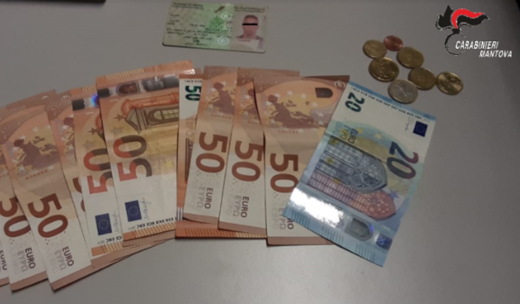 Nascosti nella manica della giacca teneva 2,5 grammi di cocaina e 577 euro