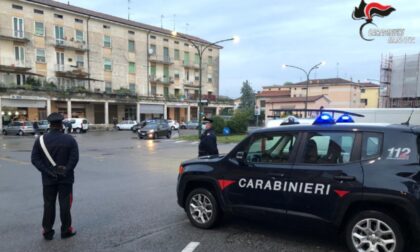 Deruba un anziano con la "tecnica della frutta", agguanta il denaro e scappa