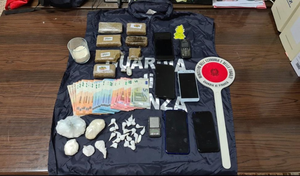 Fuga da film, spacciatore scalzo scappa dalla finestra saltando da un tetto all’altro