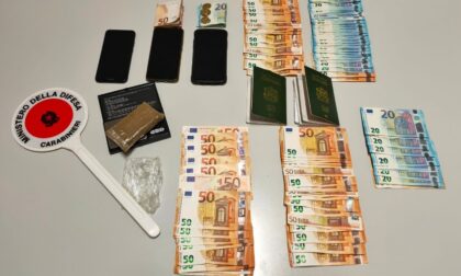 Appartati in auto con 4.600 euro in contanti e 100 grammi di hashish