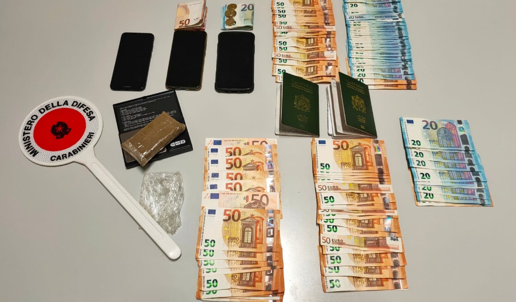 Appartati in auto con 4.600 euro in contanti e 100 grammi di hashish