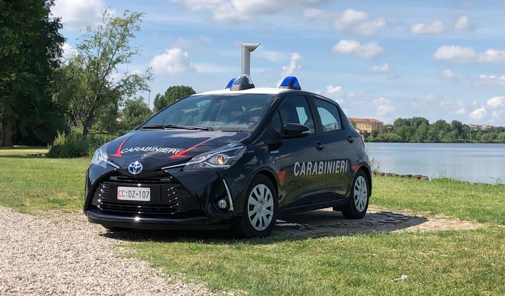 Esce di strada e finisce in un canale: stava guidando sotto l’effetto di stupefacenti