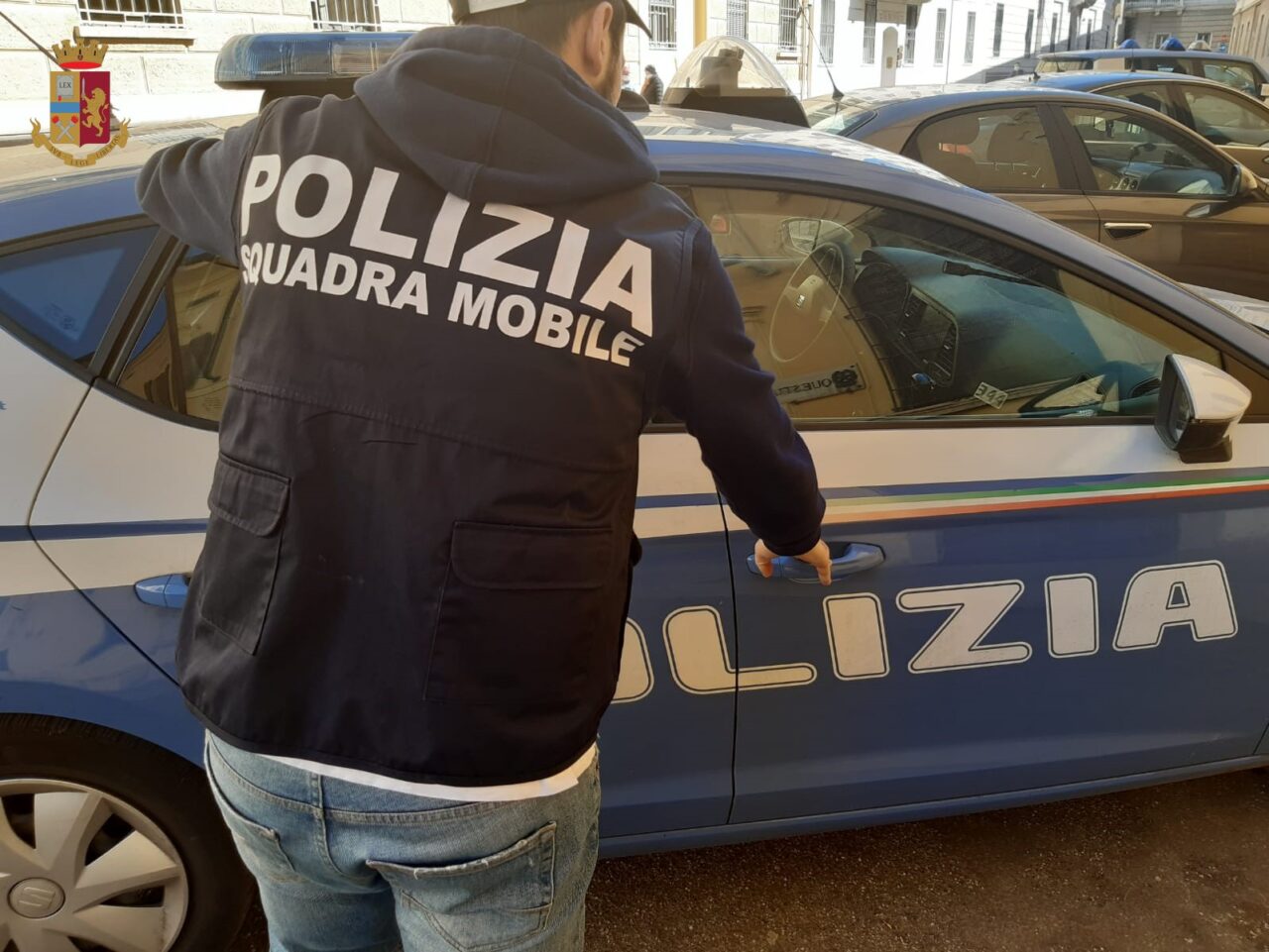 Stalkerizza la ex e si finge datore di lavoro pur di incontrarla: appena scarcerato, torna dentro