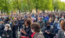 In 600 a cantare “La pandemia è una fesseria”, proprio a Bergamo