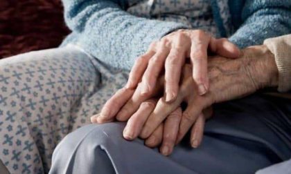 “I vaccinati possano far visita ai famigliari in RSA”, la proposta fatta a Speranza